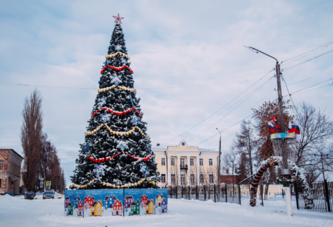 Новогоднее оформление Ели в г. Кирсанов-1