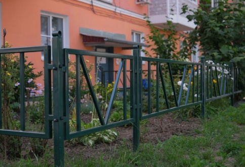 Благоустройство дворовых территорий в Туле — производство и установка скамеек, урн и металлических ограждений-1