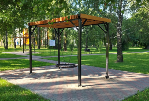 Производство и установка уличных качелей в поселке Пристень — благоустройство общественного пространства и изготовление МАФ-1