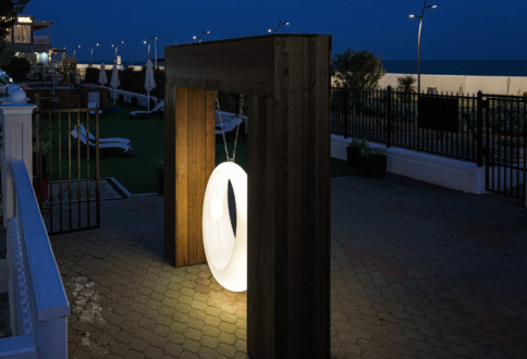 Благоустройство территории базы отдыха в Сириусе — современный МАФ с LED-качелями-1